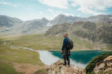 湖光山色间，背包客驻足叹美景