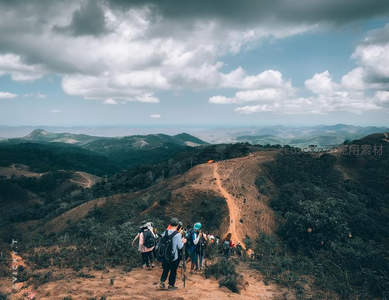 登山队伫立山巅远眺连绵起伏群山