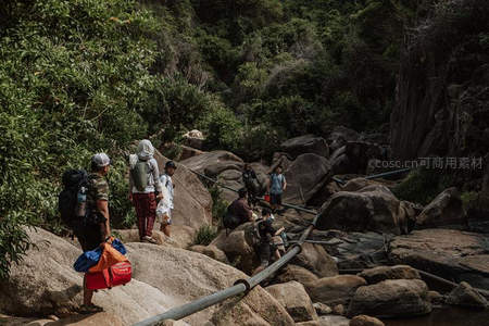 山涧徒步者穿越巨石溪谷