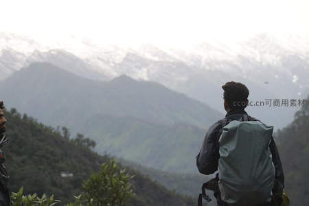 背影望雪山，旅人沉醉于苍茫山色