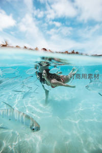 碧海中与鱼群共舞