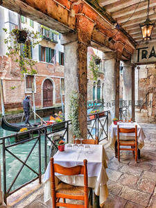 威尼斯水巷旁，露天餐厅静候游人