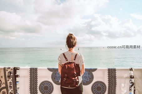背包客眺望蔚蓝大海，享受宁静海景
