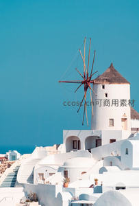 圣托里尼风车与蓝顶白屋的浪漫画卷