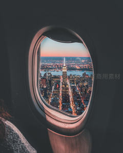 舷窗之外，纽约夜景灯火辉煌尽收眼底