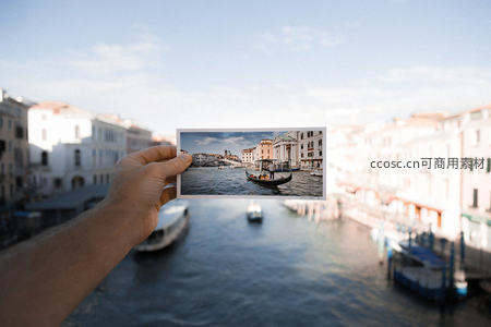 手持照片对比现实，威尼斯水城梦幻重叠
