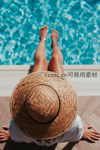 草帽少女泳池边惬意时光