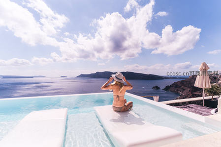 无边泳池畔女子远眺火山口