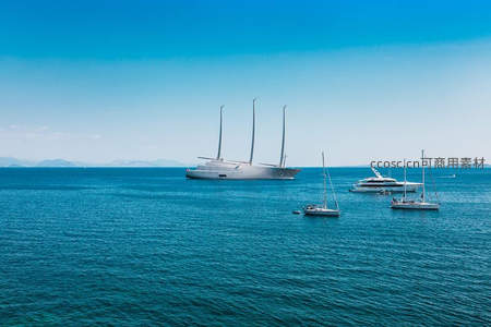 蔚蓝海面上的豪华帆船与游艇群