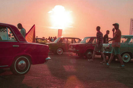 夕阳下复古汽车聚会人群熙攘