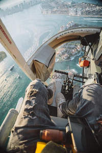 直升机内俯瞰城市港口，海天一色尽收眼底