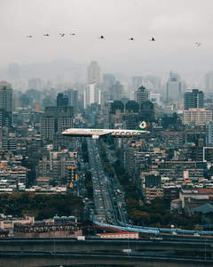 城市上空飞机掠过高楼群