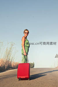 红箱女旅人伫立乡间公路