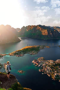 悬崖之巅俯瞰峡湾小镇