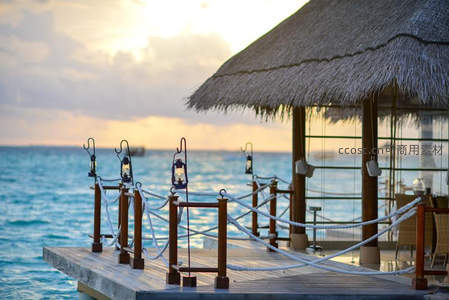日落时分的水上餐厅露台