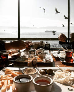 海边餐厅享用丰盛早餐看海鸥