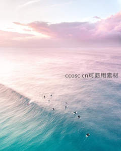 航拍视角下冲浪者等待海浪