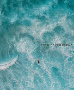 俯视镜头中冲浪者挑战巨浪