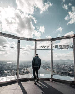 高楼观景台俯瞰城市河流与云海