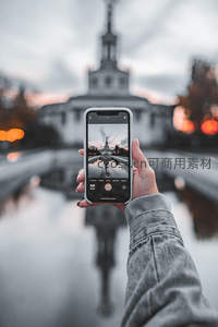 手机镜头里的倒影教堂，黄昏时分的静谧之美