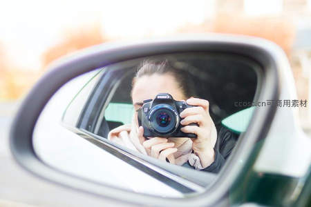 车镜中的摄影师自拍瞬间