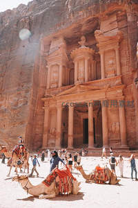 佩特拉古城玫瑰岩殿前骆驼