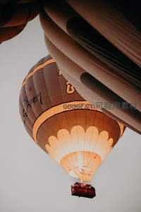 热气球升空瞬间，暖光映照云层