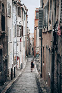 石板小巷漫步，欧风建筑环绕