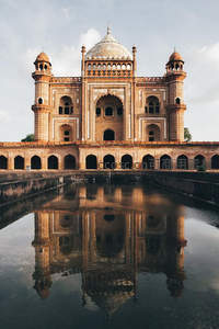 古寺倒影静谧如画