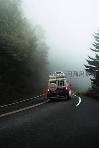 雾中房车驶向远方