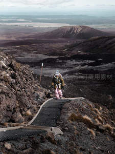 火山熔岩地，孩童踏步探秘地球脉搏
