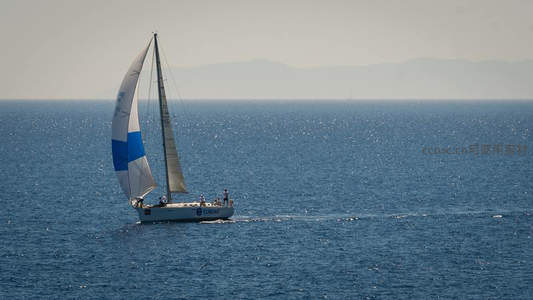 蔚蓝海面上扬帆航行的白色帆船