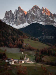 晨曦中的阿尔卑斯山谷教堂村落