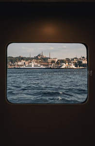 舷窗框景，古城风韵尽收眼底