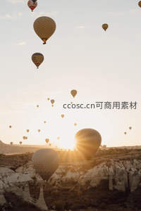 日落时分热气球群舞于山谷间