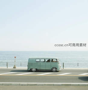 薄荷绿复古面包车海边公路驰骋