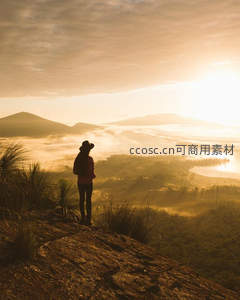 晨曦山巅，旅人静赏云海日出美景