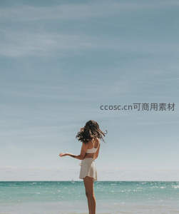 海边女子背影迎风而立