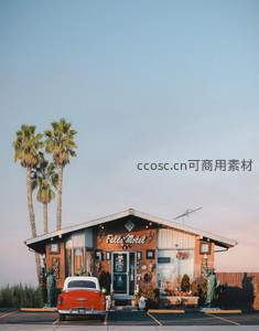 复古汽车停驻怀旧汽车旅馆，棕榈树下夕阳温柔