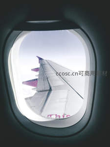 舷窗之外机翼掠云，高空中的一抹紫色浪漫