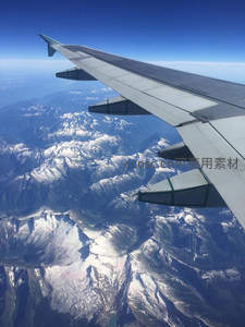 机翼下的雪山云海