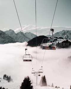 缆车穿云雾，雪峰之巅的静谧时光