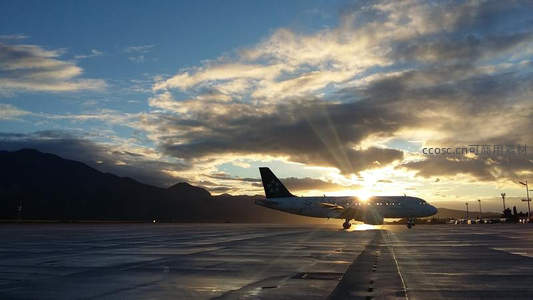 夕阳跑道上，飞机剪影启程远航