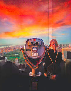 观景台上的凝望，城市与晚霞共舞