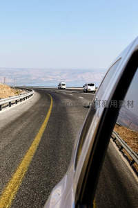 车窗视角高速路，蜿蜒公路通向辽阔山谷