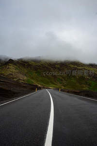 云雾缭绕的山路，通向未知远方