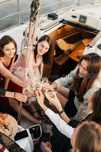 闺蜜游艇派对举杯欢庆时刻