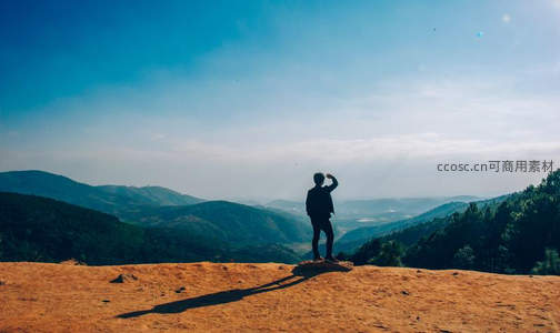 山巅远眺，一人独享壮丽河山