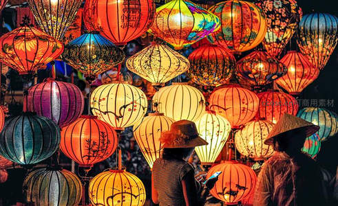 夜市灯笼璀璨，游人沉醉光影世界