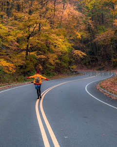 秋林公路漫步，双臂张开拥抱自由